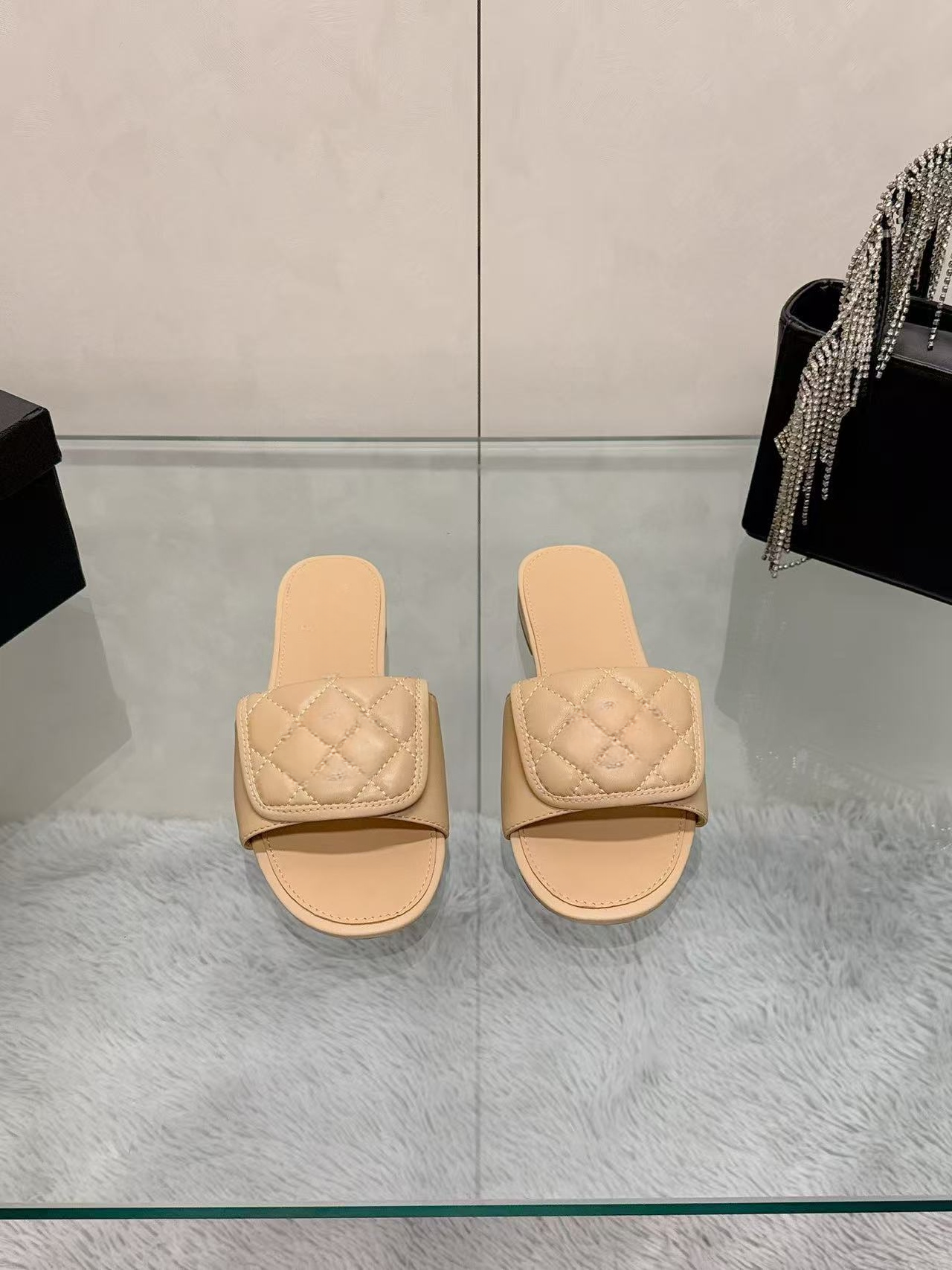 T588-1252 Flat bottomed slippers for casual wear with a straight drag