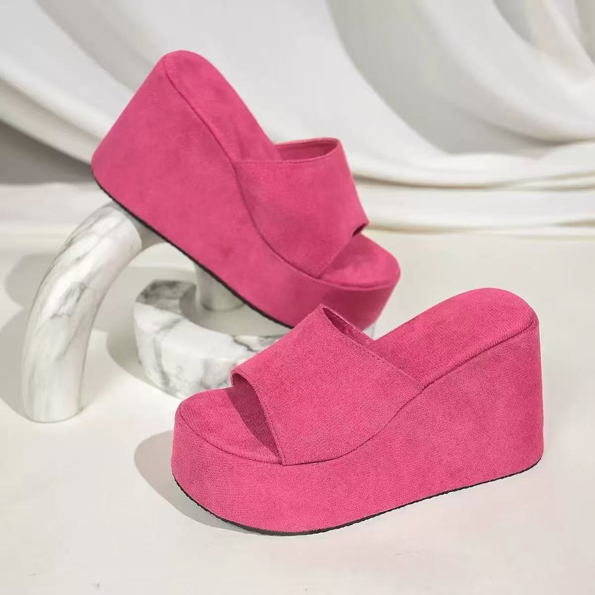 T588-1121  Thick soled slippers are versatile and retro for wearing on the outside