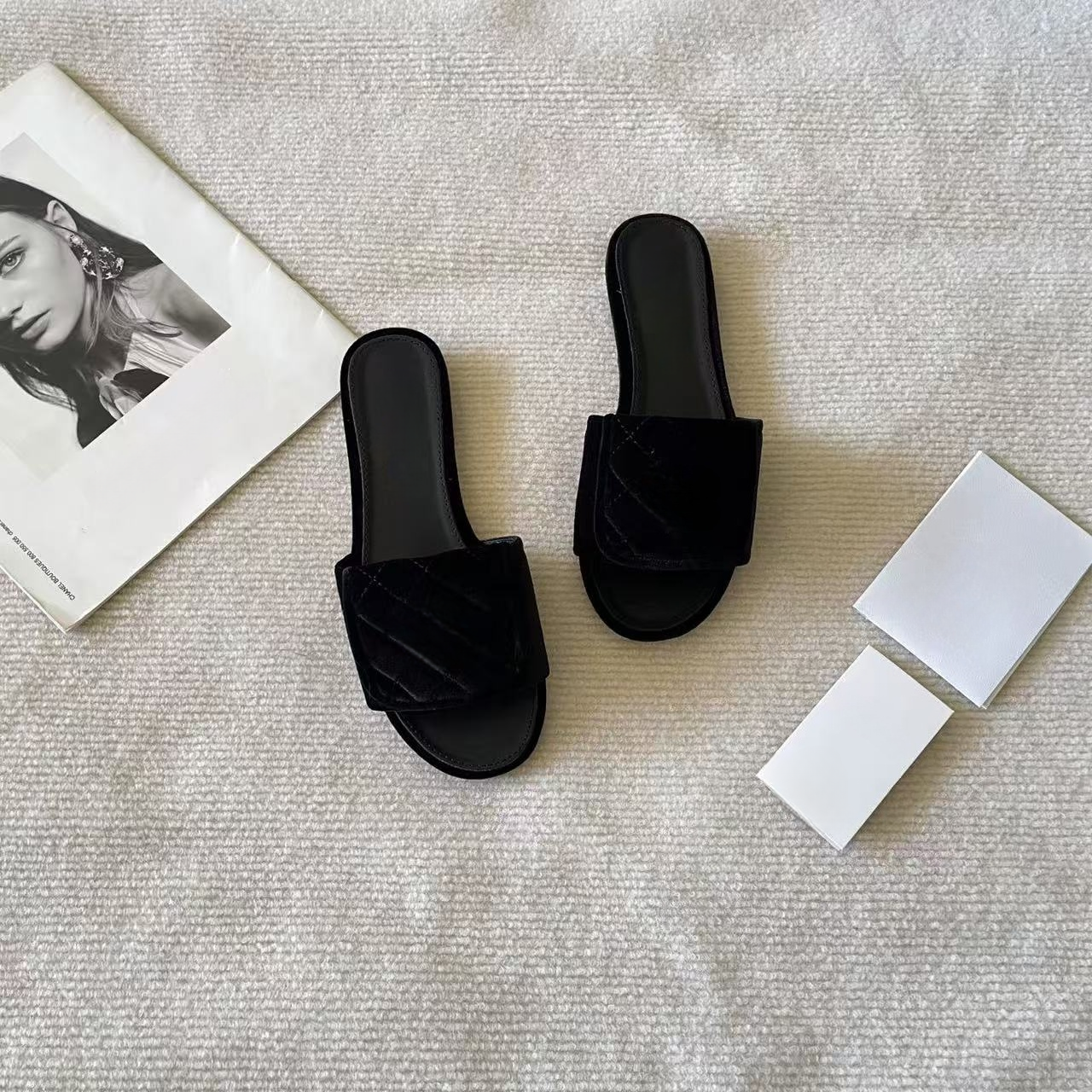 T588-1252 Flat bottomed slippers for casual wear with a straight drag