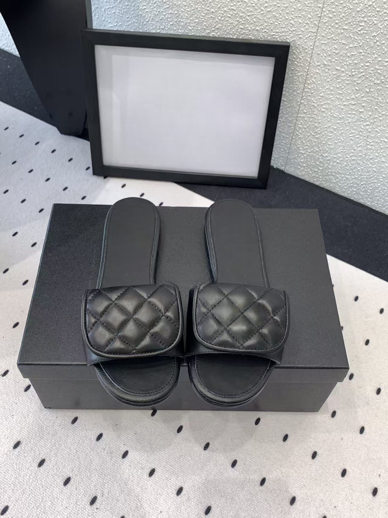 T588-1252 Flat bottomed slippers for casual wear with a straight drag