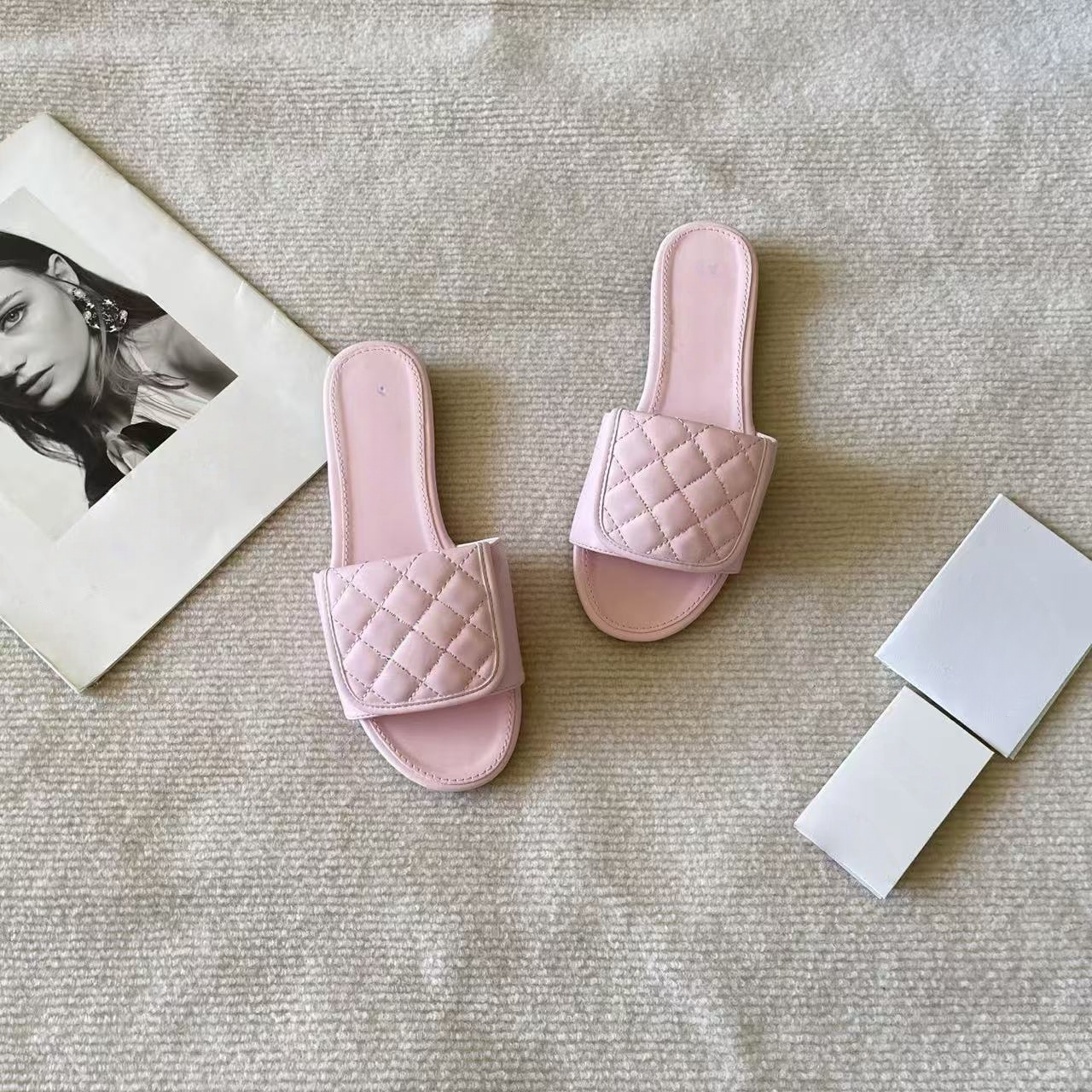 T588-1252 Flat bottomed slippers for casual wear with a straight drag